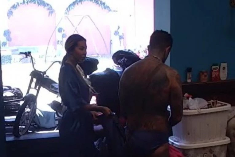 ANELI AHMIĆ SPAKOVALA KOFERE! Na samom kraj ga zamolila SAMO JEDNO - OVO SE ČEKALO ČITAVE SEZONE! (VIDEO, GALERIJA)