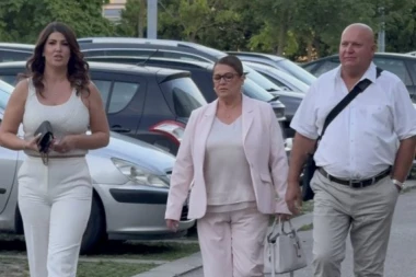 DURDŽIĆI PRVI STIGLI U ŠIMANOVCE, MUSTAFA ZAPENIO ZBOG MAJE I ANELI: To je za ZATVOR, moj sin ZASLUŽUJE PRVO MESTO! (VIDEO, GALERIJA)