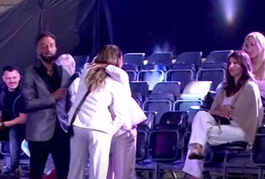ŠOK-PRIZOR! KAČAVENDA I ASMINOVI RODITELJI SE IZGRLILI - Durdžić menja boje kao semafor!
