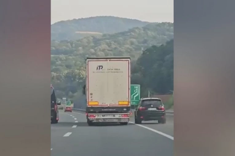 PRETIČE ZAUSTAVNOM TRAKOM KAO DA JE TO NAJNORMALNIJA STVAR! Bahati vozač BMW džipa snimljen na auto-putu, očevici u neverici! (VIDEO)