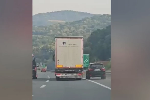 PRETIČE ZAUSTAVNOM TRAKOM KAO DA JE TO NAJNORMALNIJA STVAR! Bahati vozač BMW džipa snimljen na auto-putu, očevici u neverici! (VIDEO)