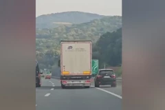 PRETIČE ZAUSTAVNOM TRAKOM KAO DA JE TO NAJNORMALNIJA STVAR! Bahati vozač BMW džipa snimljen na auto-putu, očevici u neverici! (VIDEO)
