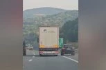 PRETIČE ZAUSTAVNOM TRAKOM KAO DA JE TO NAJNORMALNIJA STVAR! Bahati vozač BMW džipa snimljen na auto-putu, očevici u neverici! (VIDEO)