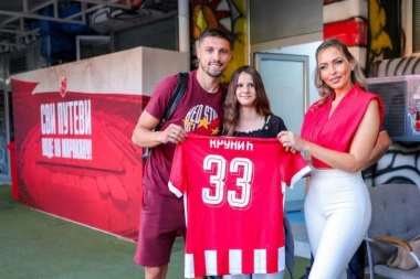 SPORTSKI SUVENIR KAO POKLON NADE: FK Crvena zvezda i Fondacija Mozzart za porodicu sa Kosova i Metohije
