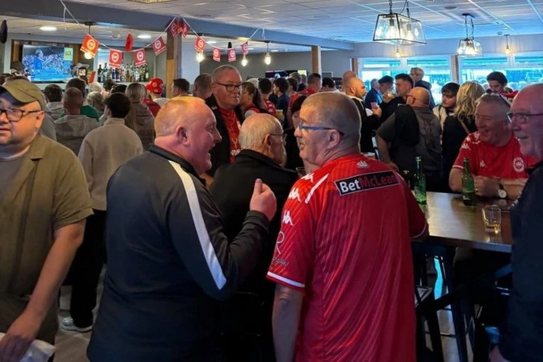 NAVIJAČI LARNA IMAJU PAB NA STADIONU! Ovo su cene piva, a jedan detalj nas je oduševio (VIDEO)