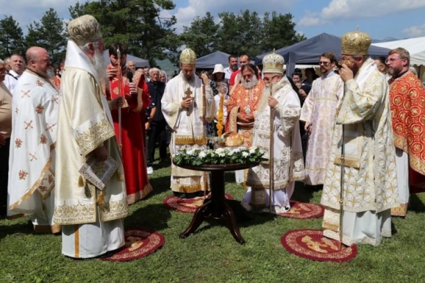 PONIŽENJA NISU SLOMILA NJIHOVU VERU: Sveti sveštenomučenici dabrobosanski proslavljeni velikim crkveno-narodnim saborom