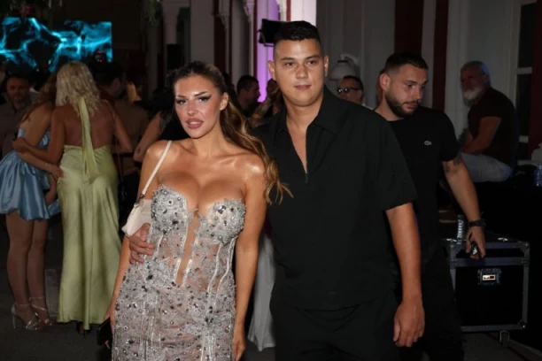 PROCURIO INTIMNI SNIMAK ENE ČOLIĆ I PEJE IZ SPAVAĆE SOBE: Ovo gledate na sopstvenu odgovornost! (VIDEO)