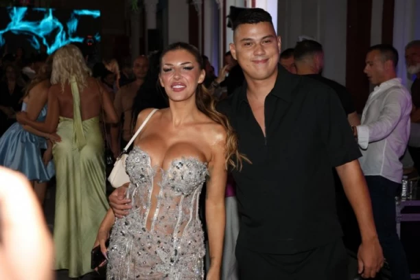 CELA SRBIJA U SUZAMA ZBOG LEPE ENE ČOLIĆ: Procurila informacija o vezi sa malim Pejom! (FOTO)