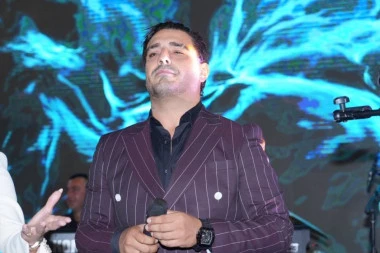 DARKO LAZIĆ SE PRED KAMERAMA IZVINJAVAO ZBOG DVOGLAVOG ORLA: Prvi put u javnosti nakon SKANDALA! (VIDEO)
