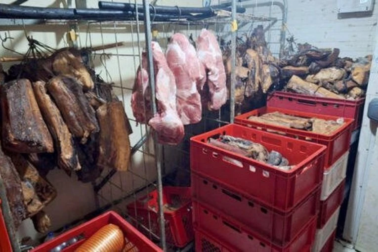 PRONAĐENO 7.600 KILOGRAMA MESA BEZ POREKLA! Palo i prvo hapšenje zbog ŠIRENJA AFRIČKE KUGE u Sremskoj Mitrovici!