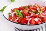 Paradajz SALATA više neće biti vodena: Kuvari otkrili TRIK koji menja sve, a svi rade pogrešno