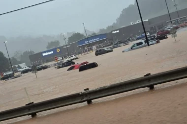 APOKALIPSA NA ZEMLJI: Bujica guta gradove, vozila plutaju kao igračke po ulicama! ČEKAJU SE NAJGORE VESTI (VIDEO)