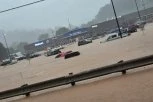 APOKALIPSA NA ZEMLJI: Bujica guta gradove, vozila plutaju kao igračke po ulicama! ČEKAJU SE NAJGORE VESTI (VIDEO)