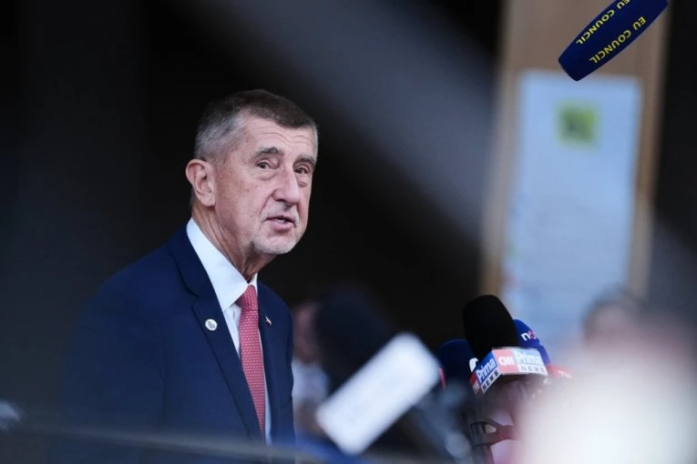 ČEŠKI PREMIJER BRAO CVEĆE, SAD MORA DA SE IZVINJAVA! Oglasio se naciji: "Paltiću i kaznu ako treba!"