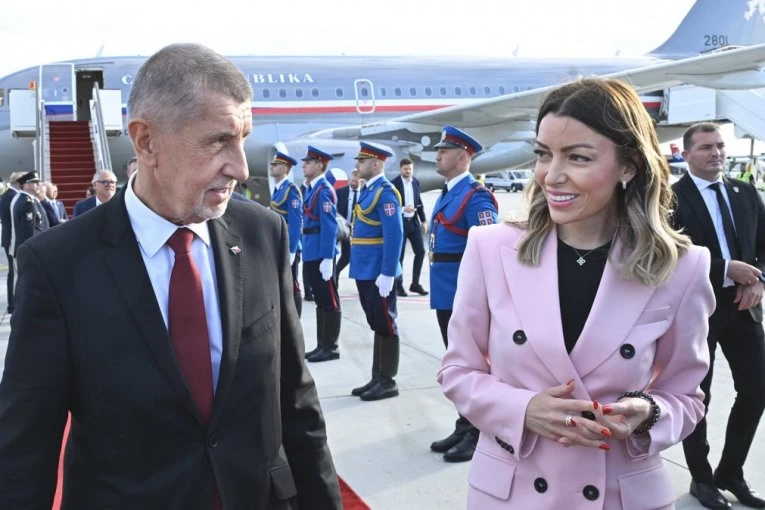 PREMIJER ČEŠKE STIGAO U BEOGRAD: Andreja Babiša dočekala na aerodromu Adrijana Mesarović (FOTO)