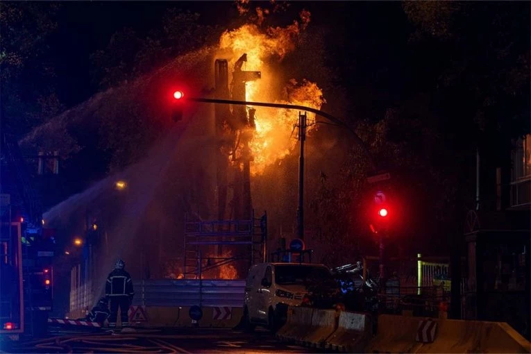 JEZIVA EKSPLOZIJA U SRCU GRADA! Gradilište odletelo u vazduh, radnici TEŠKO POVREĐENI! (FOTO, VIDEO)