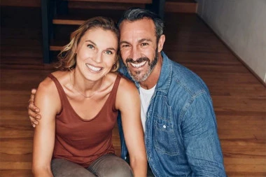 Žene često IGNORIŠU ovih 5 znakova da ih partner zaista ceni