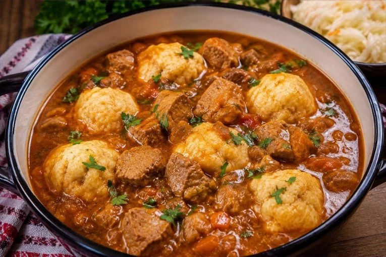 SVINJSKI GULAŠ sa mekanim knedlama: Bogat domaći ručak uz koji se tanjir briše hlebom (RECEPT)