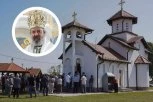 “NE PREZRIMO NIKOGA KO STRADA, VEĆ POMOZIMO BRAĆI I SESTRAMA”: Vladika Isihije na crkvenoj slavi u Tvrdojevcu