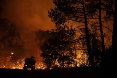 EVROPA U PLAMENU! Evakuisano desetine hiljada ljudi zbog STRAVIČNIH šumskih požara, vatrena stihija GUTA SVE PRED SOBOM - Makron se HITNO oglasio, na ulicama i VOJSKA! (FOTO, VIDEO)