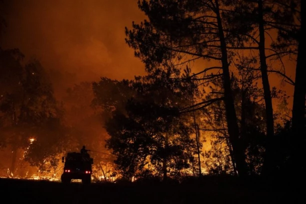 EVROPA U PLAMENU! Evakuisano desetine hiljada ljudi zbog STRAVIČNIH šumskih požara, vatrena stihija GUTA SVE PRED SOBOM - Makron se HITNO oglasio, na ulicama i VOJSKA! (FOTO, VIDEO)