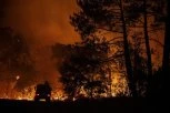 EVROPA U PLAMENU! Evakuisano desetine hiljada ljudi zbog STRAVIČNIH šumskih požara, vatrena stihija GUTA SVE PRED SOBOM - Makron se HITNO oglasio, na ulicama i VOJSKA! (FOTO, VIDEO)