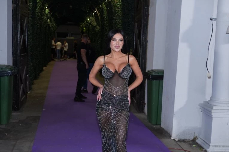 OBNAŽENA FOTOGRAFIJA STANIJE DOBROJEVIĆ ZAVRŠILA NA INTERNETU: Šta to starleta drži u rukama?! (FOTO)