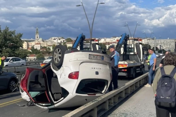 PREVRNUO SE AUTO NA BRANKOVOM MOSTU! Teška nesreća paralisala saobraćaj, policija na licu mesta (FOTO)