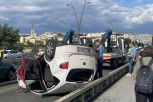 PREVRNUO SE AUTO NA BRANKOVOM MOSTU! Teška nesreća paralisala saobraćaj, policija na licu mesta (FOTO)