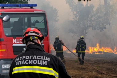 BESNI POŽAR U DELIBLATSKOJ PEŠČARI! Vetar pogoršava situaciju, hitno se uključio i helikopter "Super puma"!