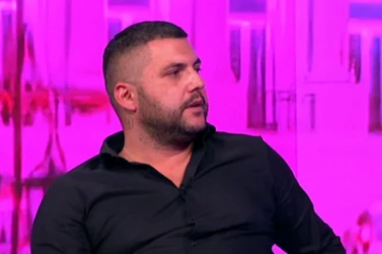 NAJBRUTALNIJE PONIŽENJE STANIJE DOBROJEVIĆ: Asmin otkrio kako je KRIŠOM gledao Majine SLIKE pre "Elite", starleta ga IZBACILA iz stana u gluvo doba noći!