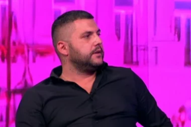 NAJBRUTALNIJE PONIŽENJE STANIJE DOBROJEVIĆ: Asmin otkrio kako je KRIŠOM gledao Majine SLIKE pre "Elite", starleta ga IZBACILA iz stana u gluvo doba noći!