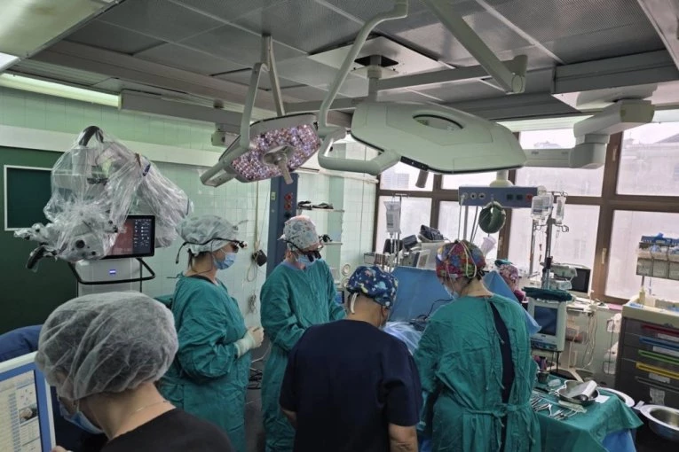 PODVIG HIRURGA U TIRŠOVOJ: Prva operacija revaskularizacije mozga kod deteta sa Moyamoya sindromom u Srbiji (FOTO)