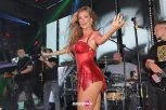 Tea Tairović popisala stanovništvo u Crnoj Gori! Pojavila se u Budvi u crvenom trikou, publika pala u trans, nema igla gde da stane! (FOTO+VIDEO)