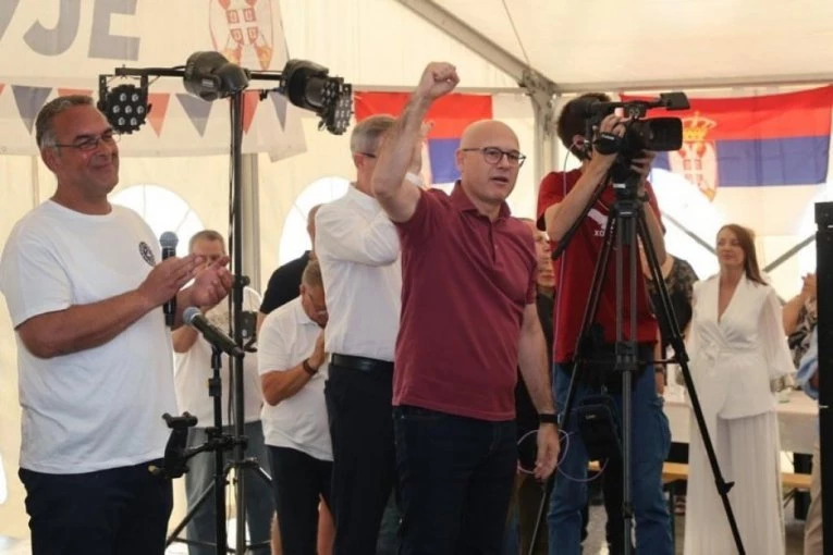 MOĆNA PORUKA IZ BAČKOG SOKOLCA! LIDER SNS VUČEVIĆ OŠTRO ODBRUSIO PAUNOVIĆ: Napada na porodicu Vučić je napad na sve porodice!