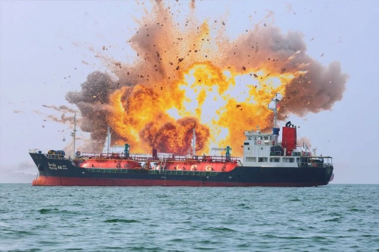 EKSPLOZIJA U ORMUSKOM MOREUZU! Tanker naleteo na minu!