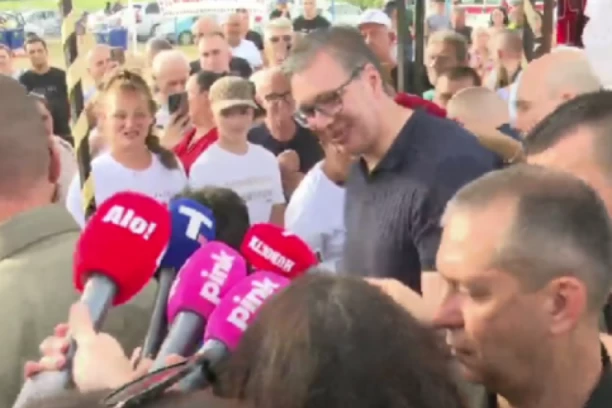 VUČIĆ SA NARODOM U BOGATIĆU! Reka ljudi ga oduševljeno dočekala!