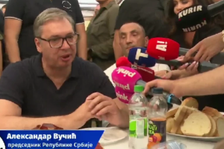 VUČIĆ SA NARODOM U BOGATIĆU! Reka ljudi ga oduševljeno dočekala!