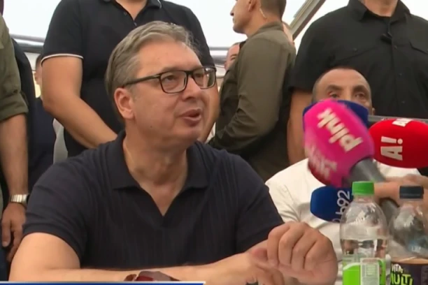 VUČIĆ SA NARODOM U BOGATIĆU! Reka ljudi ga oduševljeno dočekala!