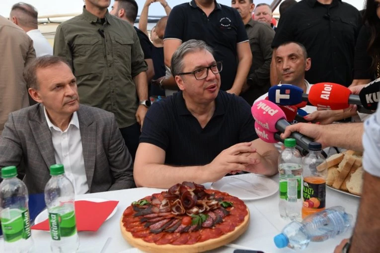 REŠIĆEMO IZVORIŠTE VODE U CRNOJ BARI! Vučić u Bogatiću porulio: Radimo i puteve!