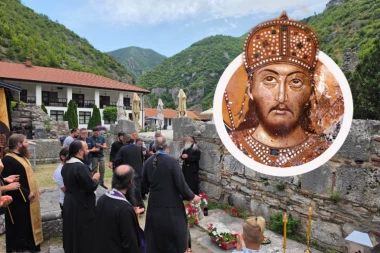 670 GODINA POSLE SMRTI CAR DUŠAN PONOVO U MOLITVI SVOG NARODA: Iguman Mihailo služio pomen na mestu gde je počivao ovaj veliki srpski vladar (VIDEO)