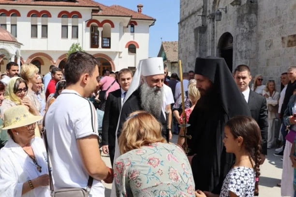 ŠTA JE PATRIJARH PORFIRIJE REKAO O NAJVAŽNIJOJ HRISTOVOJ PORUCI: Njegove reči iz Kovilja odjekuju među vernicima
