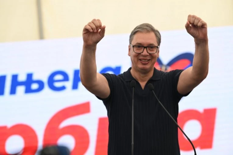 TO ŠTO OBEĆA, TO I URADI! Vučić prošetao putem koji je izgradio - ispuno je najveću želju meštana sela Ivankovac! (FOTO)