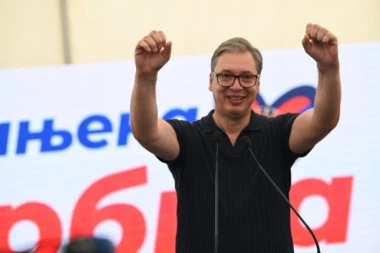 TO ŠTO OBEĆA, TO I URADI! Vučić prošetao putem koji je izgradio - ispuno je najveću želju meštana sela Ivankovac! (FOTO)