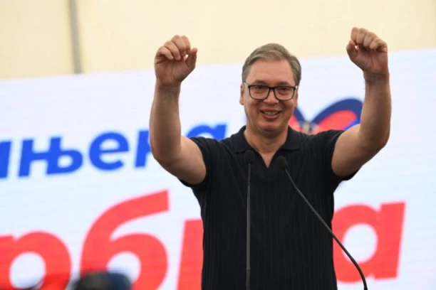 TO ŠTO OBEĆA, TO I URADI! Vučić prošetao putem koji je izgradio - ispuno je najveću želju meštana sela Ivankovac! (FOTO)