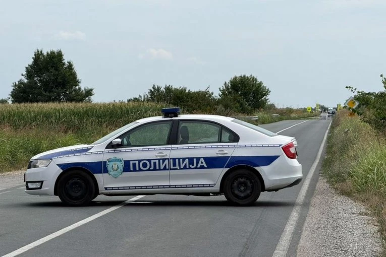 PRVI SNIMCI STRAVIČNE NESREĆE KOD ODŽAKA! Voz vukao automobil 200 metara, vozilo potpuno uništeno! (FOTO, VIDEO)