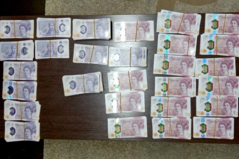 STRANCI PALI NA GRANICI SA LAŽNIM BOGATSTVOM! U mercedesu pronađene hiljade falsifikovanih funti! (FOTO)