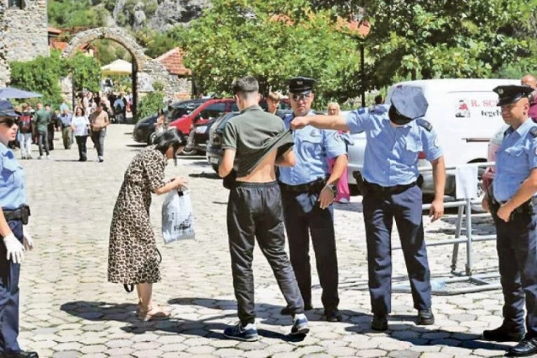 NIKADA VIŠE POLICIJE, NIKADA VIŠE NARODA: Dan između pušaka i molitve koji će se dugo pamtiti u Svetim arhangelima