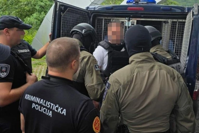 OSUMNJIČEN, IZMEĐU OSTALOG, I ZA TRI UBISTVA! Srpska policija izručila opasnog kavčanina Crnoj Gori! (FOTO, VIDEO)