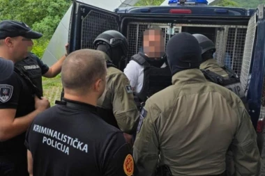 OSUMNJIČEN, IZMEĐU OSTALOG, I ZA TRI UBISTVA! Srpska policija izručila opasnog kavčanina Crnoj Gori! (FOTO, VIDEO)